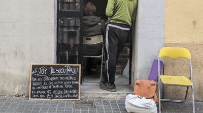 Denuncien amenaces, agressions i sabotatges per fer fora els veïns d’un bloc del carrer Magalhaes de Barcelona